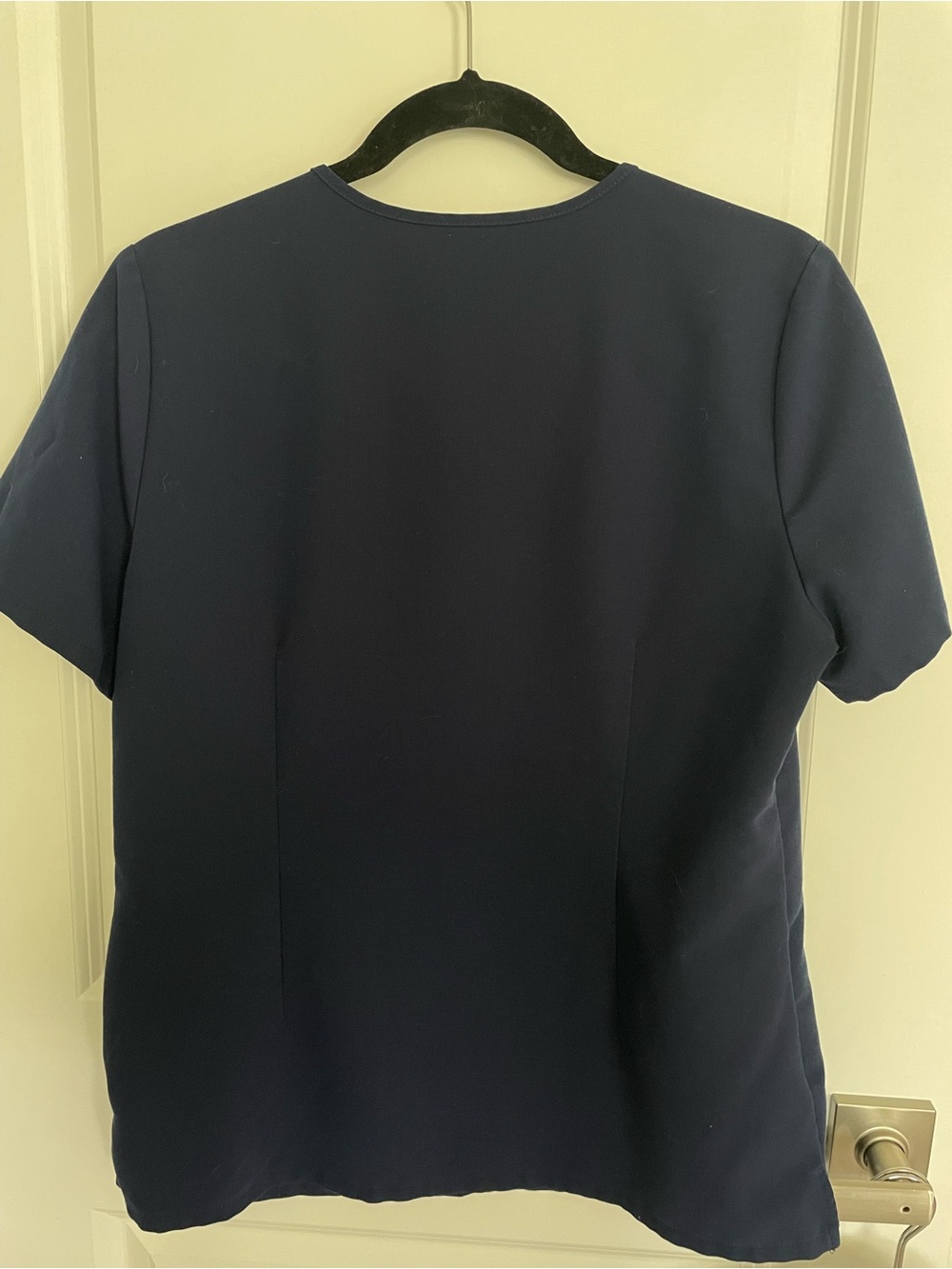 FIGS Women’s Classic V-Neck Scrub Top - Picture 2 of 2